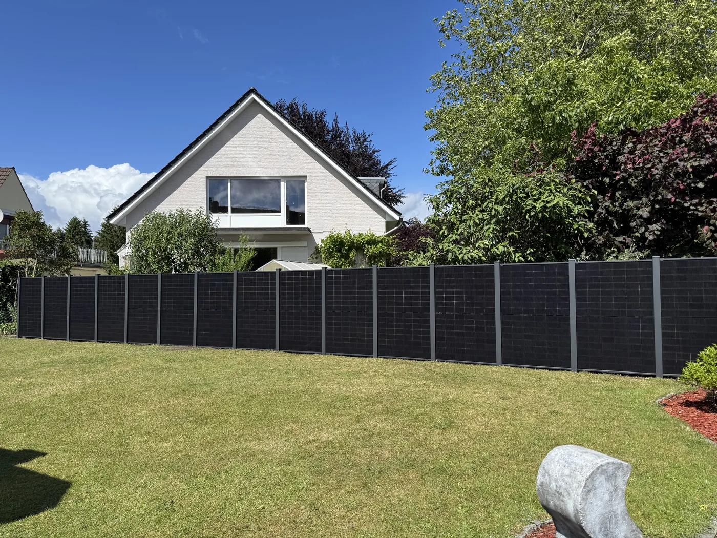 falagotti Solarzaun an einem gepflegten Einfamilienhaus
