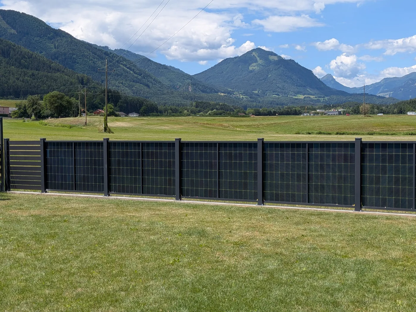 falagotti PURISTICA Solarzaun vor einer Berglandschaft