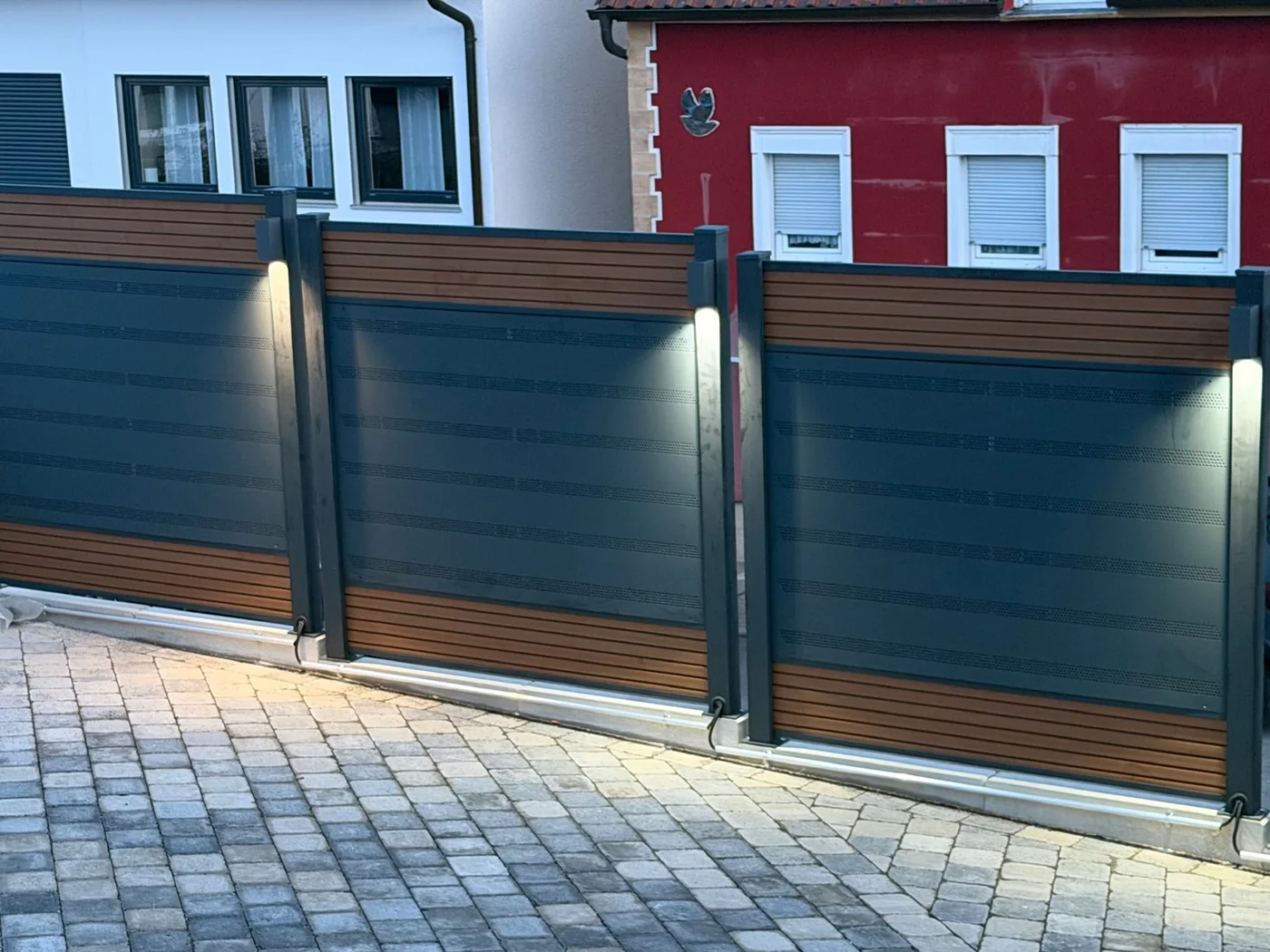 Echter falagotti Solarzaun mit integrierter Beleuchtung an einem Hauseingang