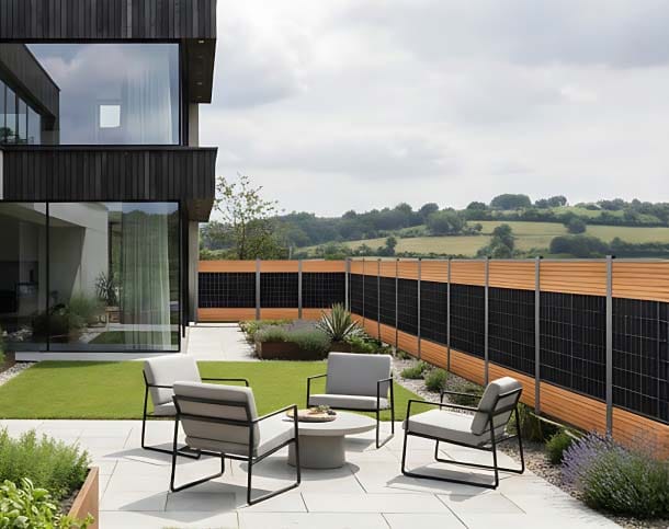 falagotti Solarzaun mit Holzoptik in moderner Gartenanlage
