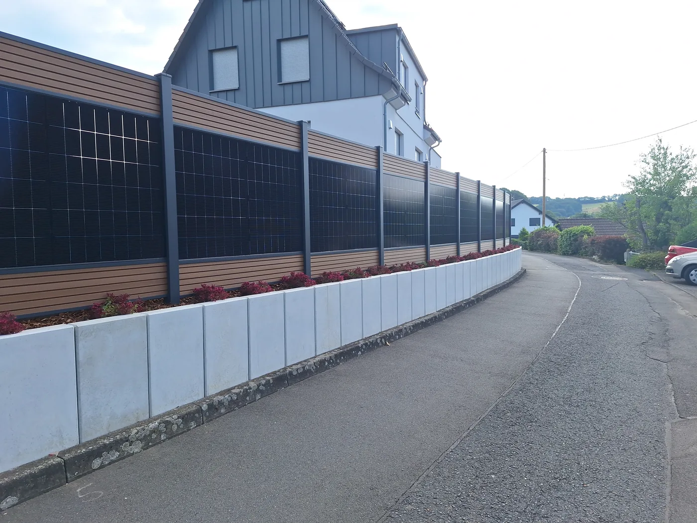 Langer falagotti Solarzaun entlang eines Grundstücks am Hang