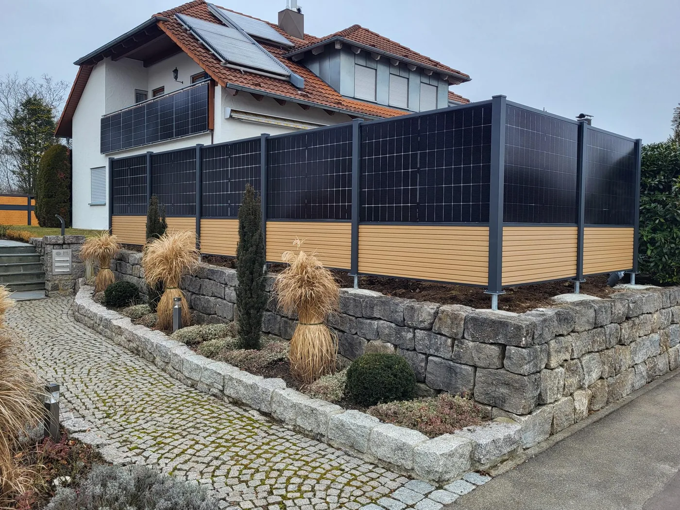 falagotti Solarzaun in Holzoptik auf einer Natursteinmauer