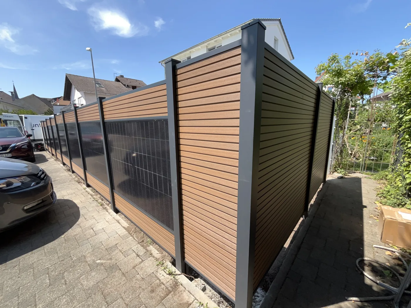 falagotti Solarzaun als Ecklösung mit WPC Sichtschutz